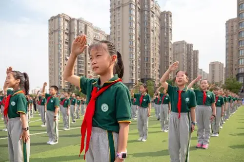 向国旗敬礼的少先队员