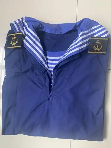 这是一套洗得干干净净的蓝色海军服,属于钱塘新区河庄街道的退役军人