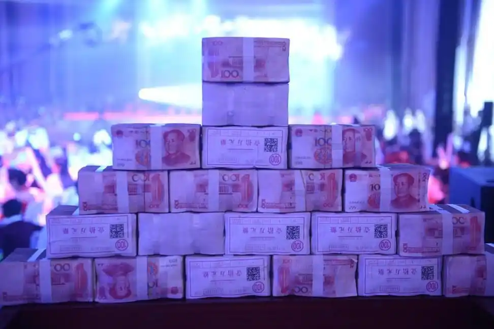 侯耀华在山西为一公司员工发百万成捆现金