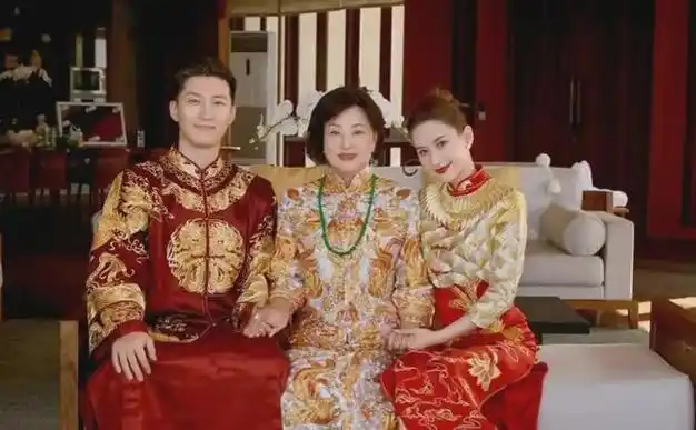 吴佩慈三胎了还没有结婚.梁洛施没结婚还生三个儿子结果呢?