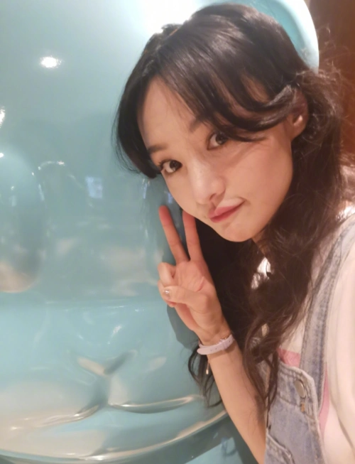 郑爽现状引热议面容憔悴法令纹加深宛如40岁的大妈