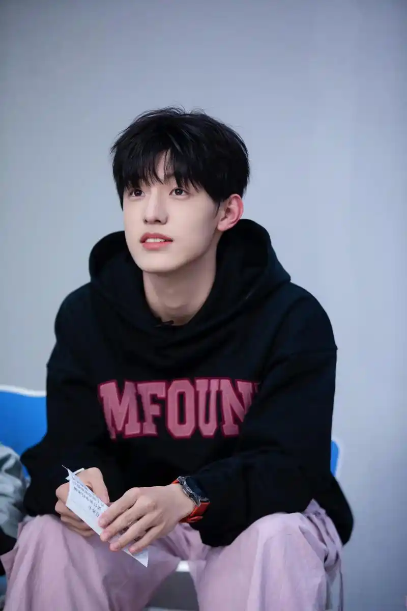 张泽禹黑粉造型随拍.张泽禹愚人节贺图   好帅好帅!