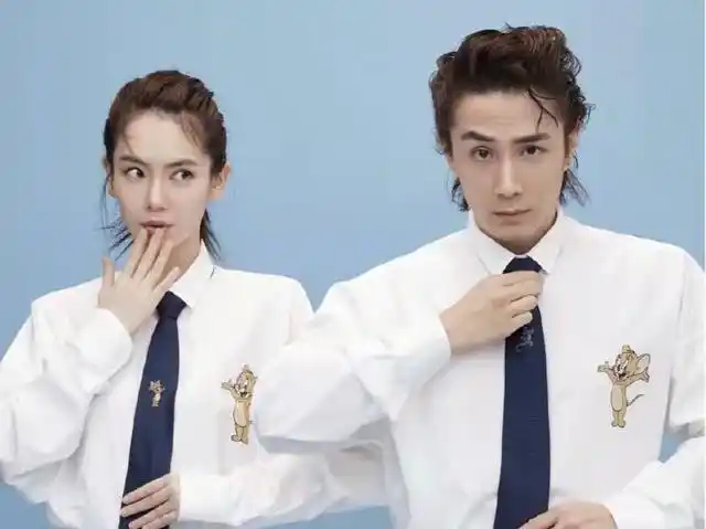 戚薇夫妇合体拍杂志,甜蜜依偎老公,网友:超有夫妻相!