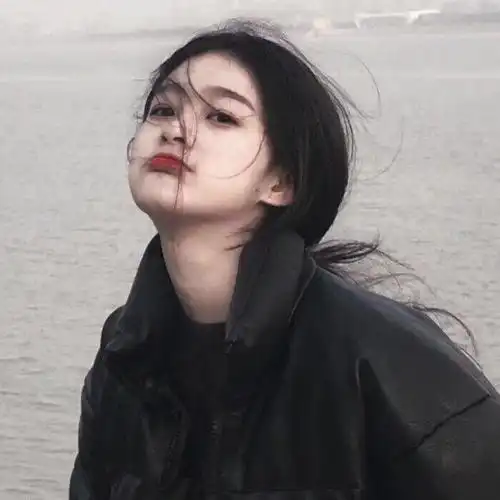 一个人忧郁的女生头像