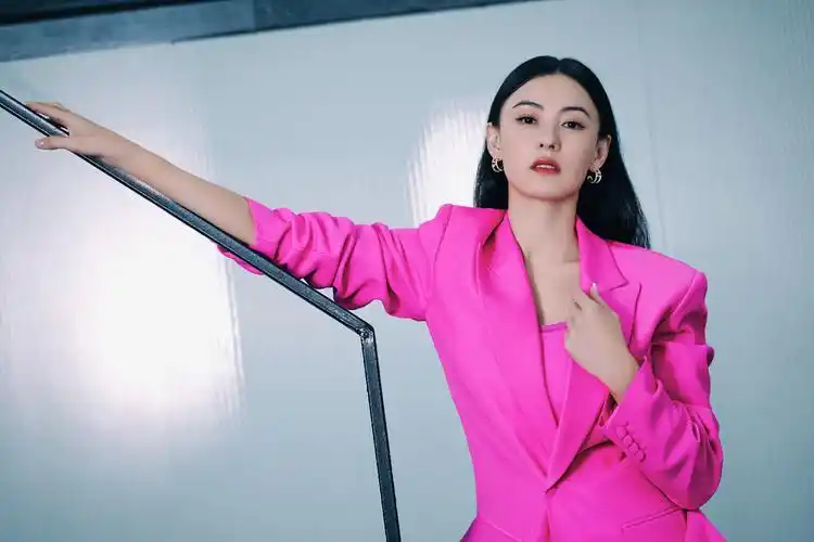 张柏芝直播状态俱佳玫红西装彰显自在风范