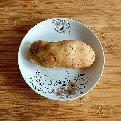 1.土豆一个,最好选这种细长的土豆.