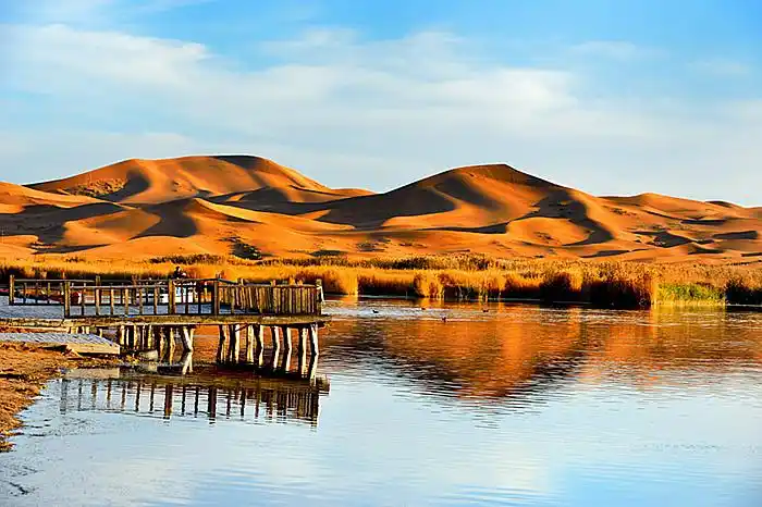 腾格里沙漠月亮湖 - 阿拉善景点 - 内蒙古旅游网-资讯,景点,服务,攻略