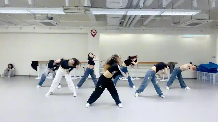 今日爵士舞初级班课堂分享9474:每周六19:00-20:20授课老师:金桔