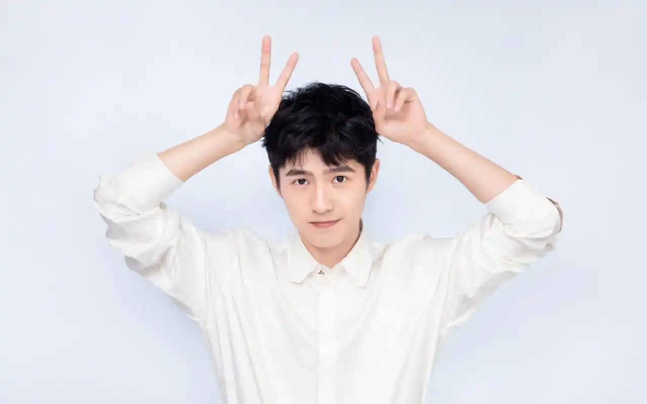 刘昊然阳光帅气写真桌面壁纸