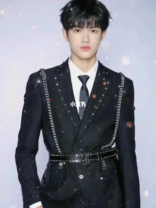 曾经圆圆的脸蛋逐渐有了棱角#tf家族三代  #tf家族张极  #张极  #时代