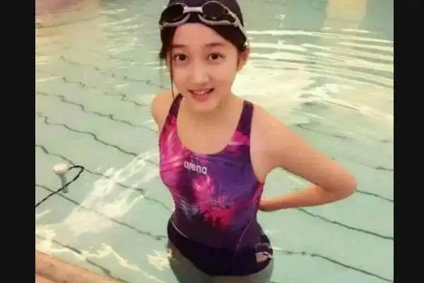 看了关晓彤的泳照,再看热巴的,网友:鹿晗的眼光"真独特"啊!_泳装