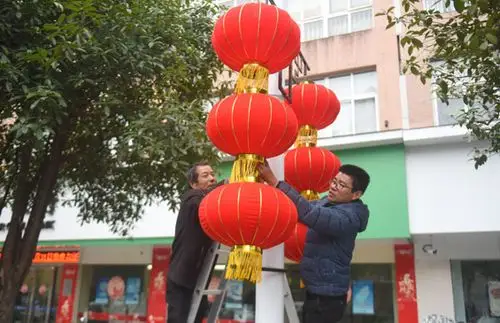 挂灯笼迎新春