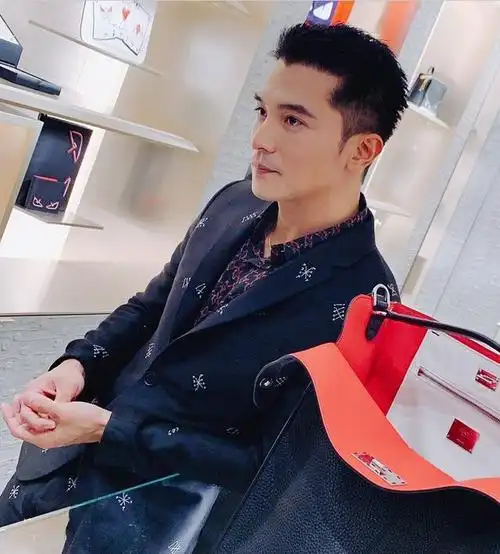 美男子邱泽与贾静雯同框,西装革履帅气依旧,感情生活却至今成谜_笑容