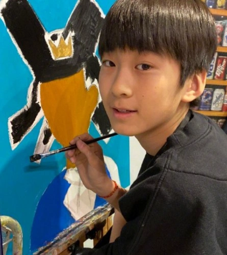 张亮儿子才是"整容式"长大,12岁身高170,容颜精致帅成偶像男主_张悦轩