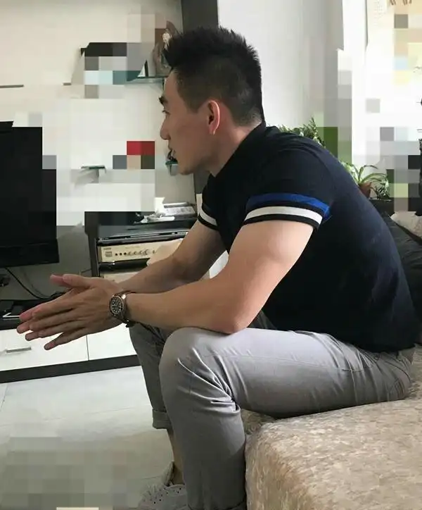 何捷大量私服照曝光低头抿嘴神似郑恺健身近照荷尔蒙爆棚