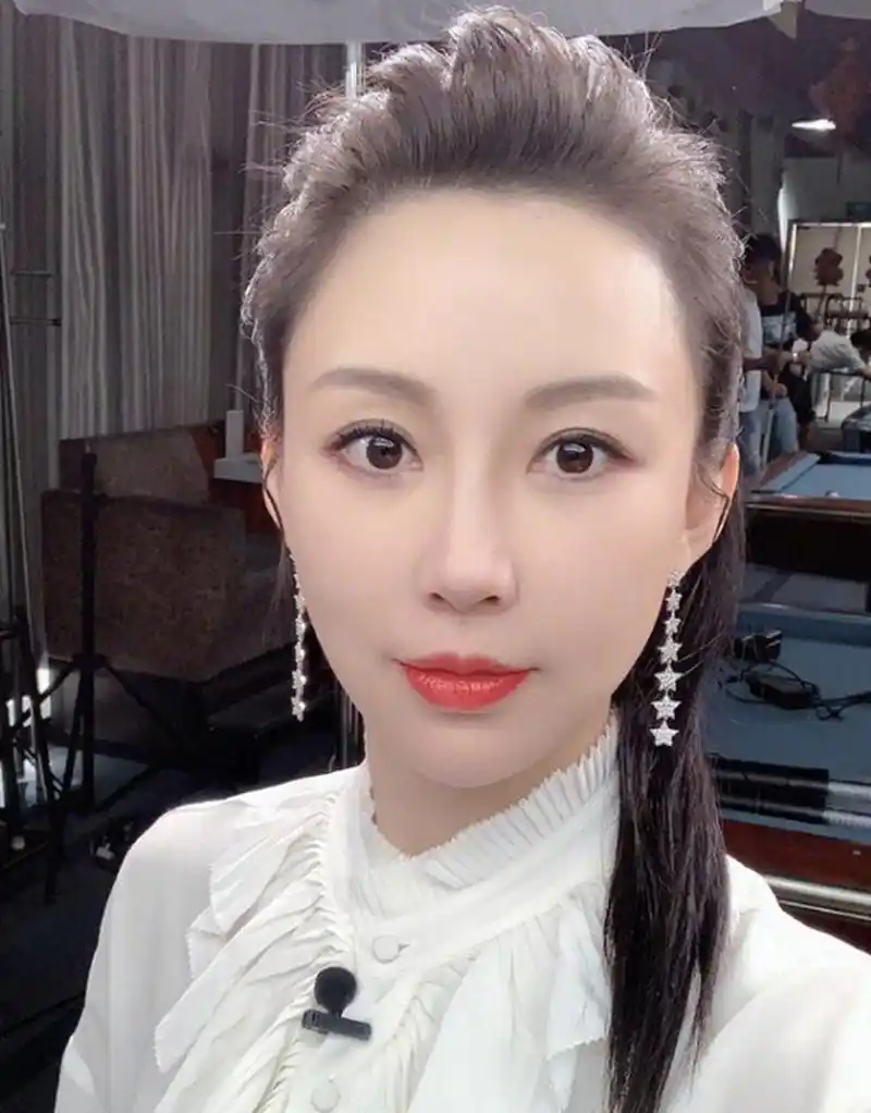 40岁出头,身价超10亿,想做潘晓婷的老公,只要这3个条件:  1,孝敬父母.