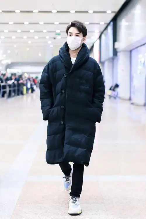 王凯穿黑色长裤羽绒服口罩遮面现身 机场双手插兜行走型男范十足