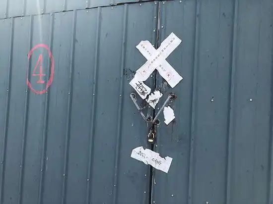 义龙热力公司2017年被查封时,政府单位在仓库上贴的封条.