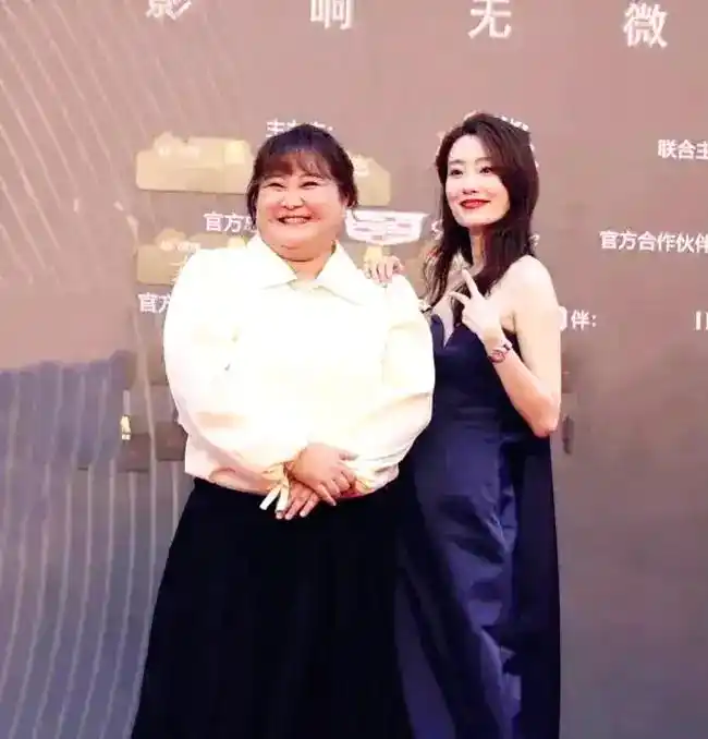 原创张小斐和贾玲同框一个富态喜感一个优雅骨感女人自律很重要