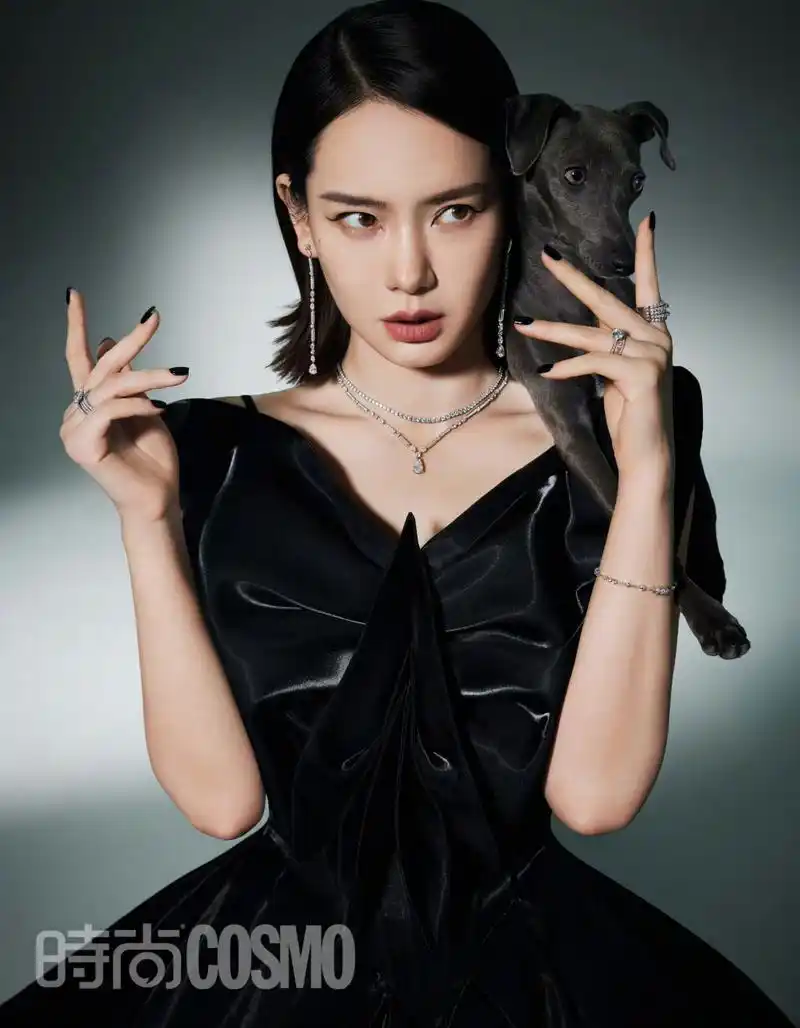 戚薇时尚cosmo 520 love issue封面大片,利落短发 黑色时装,搭配精美