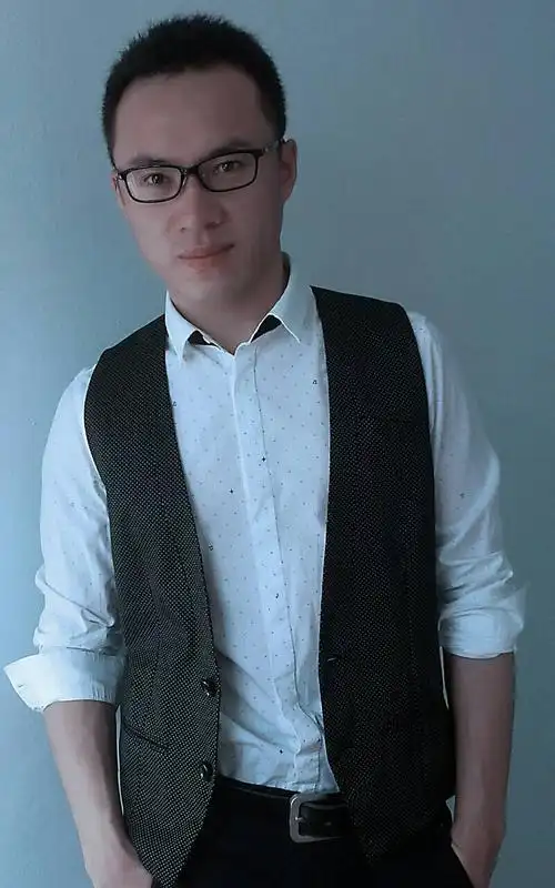 男30岁,穿红色运动服,出行可以吗?有什么不妥?请各位给建议