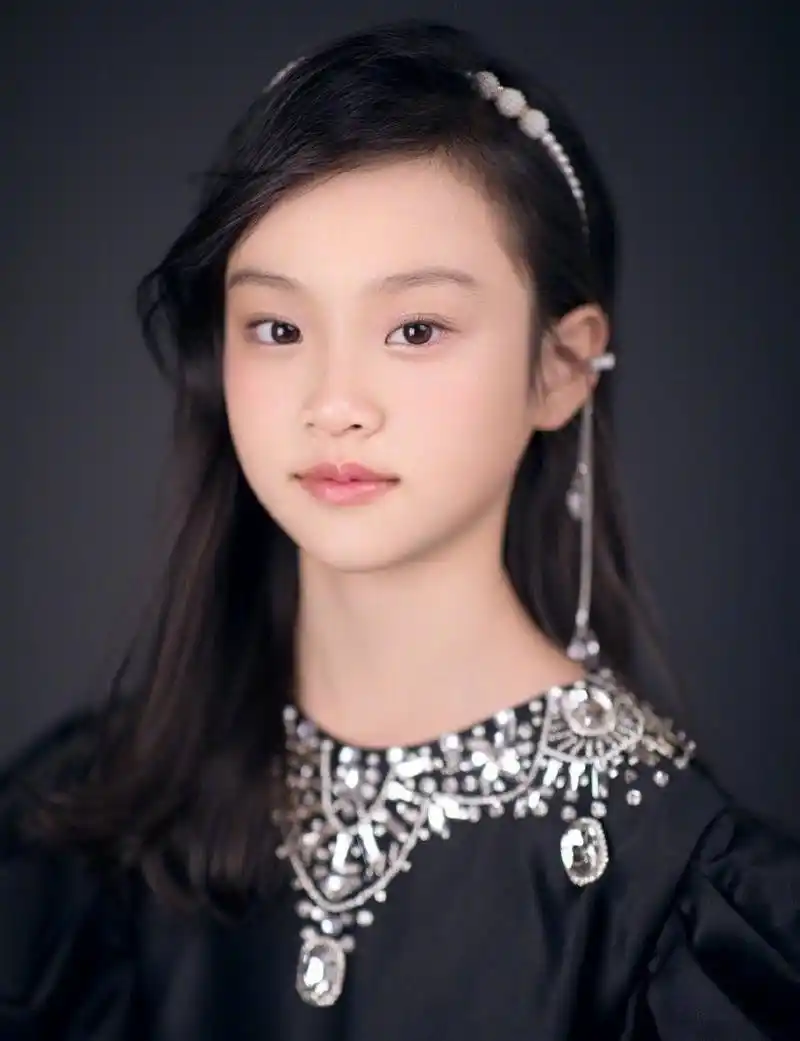 长大后的甜馨五官神似李小璐,贾乃亮为她庆生,脸贴脸尽显宠溺