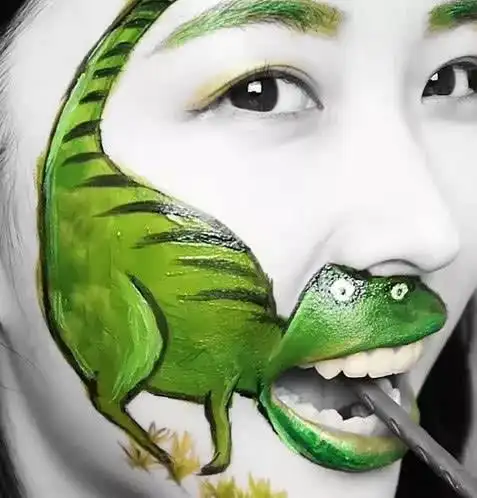 美术生用口红画全脸刚开始以为是青铜看到结果大神收个徒