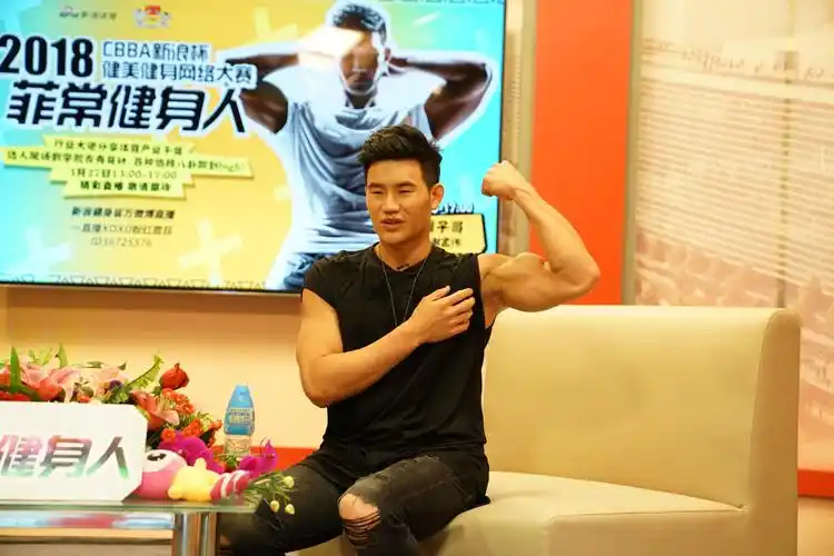 谢孟伟做客某直播节目,主持人称呼"嘎子哥"为"三无男神"