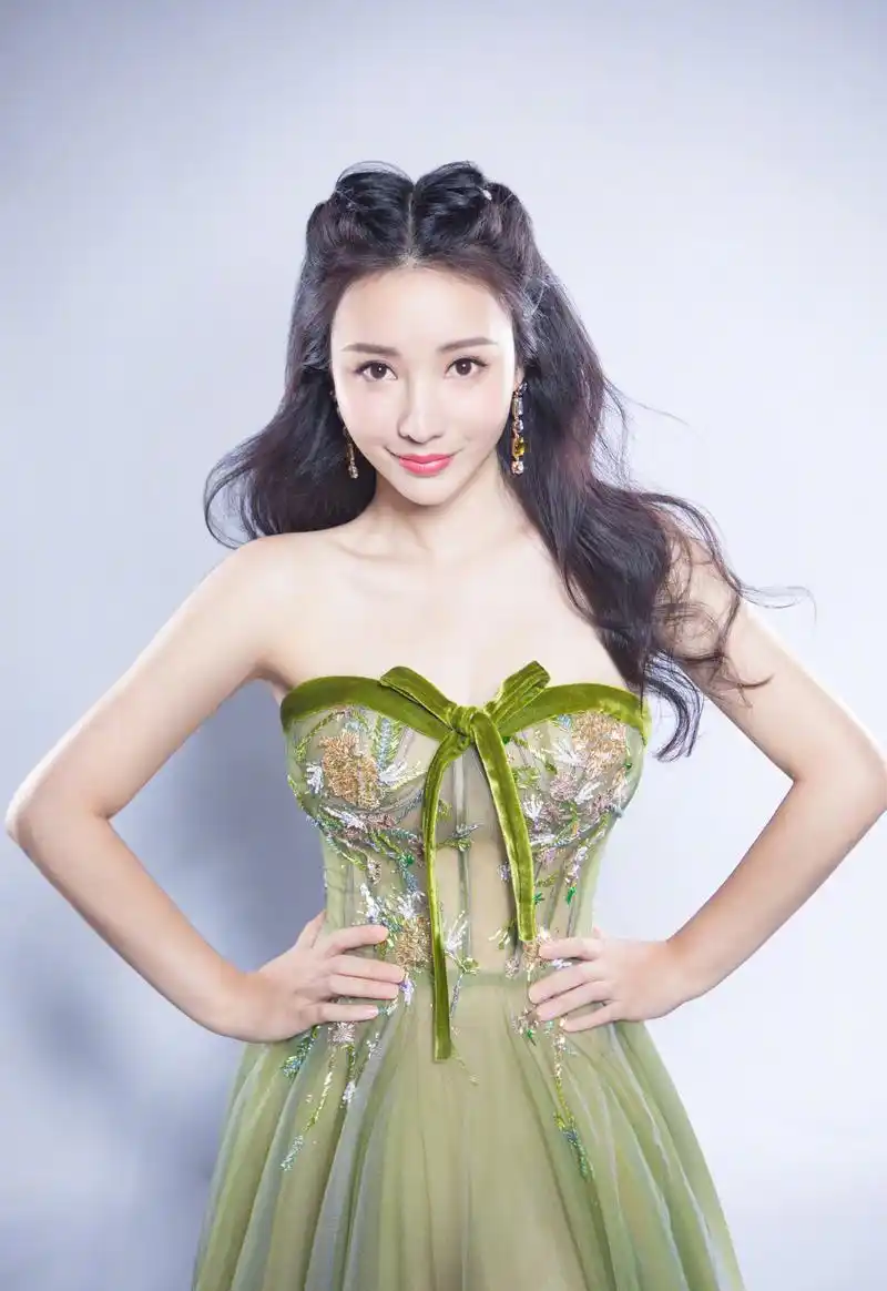 柳岩扎丸子头配空气刘海,瞬间减龄20岁!造型清纯甜美超可爱