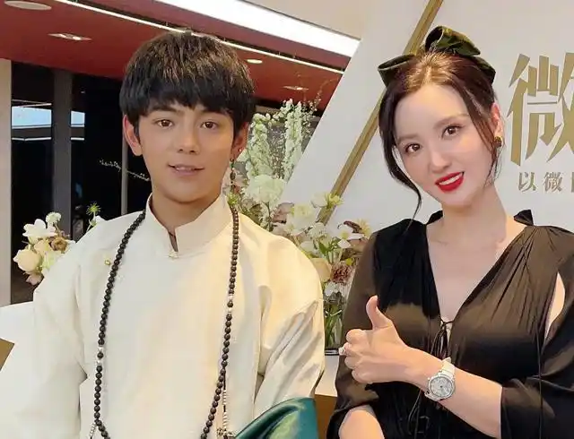 最大赢家丁真现身微博之夜内场嘉宾秒变粉丝求合影绝了