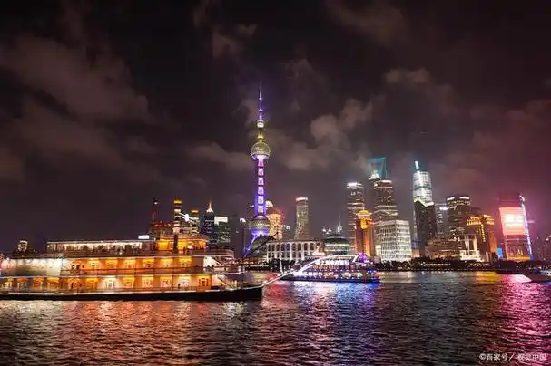 上海外滩是上海的标志性景点,素有"东方明珠"的美誉.