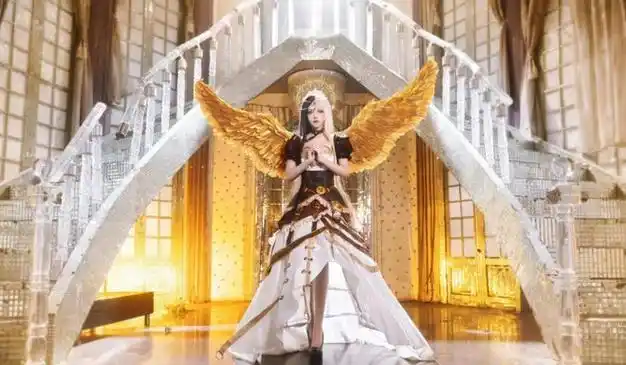 高度相似,接近本尊,而且她cos的光莹超级好看,仿佛就是叶罗丽动画中走