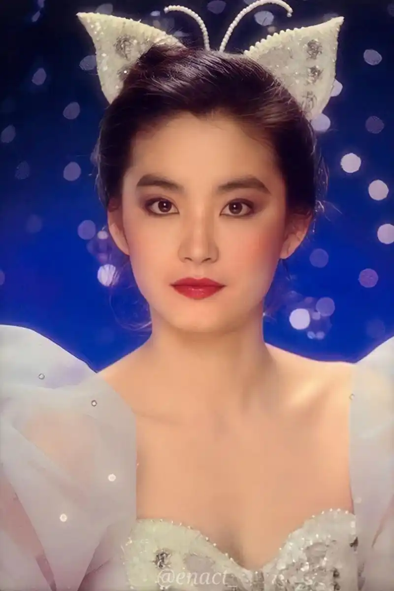 林青霞是一位中国著名女演员,国泰民安脸!