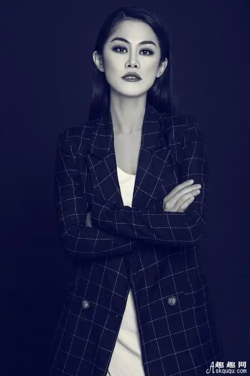 歌手梦然紧身裤包臀裙图片