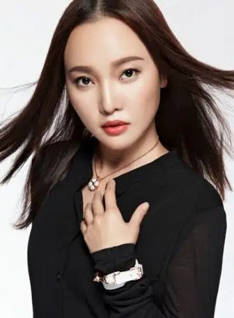 歌手是李佳璐,汉族,于2005年毕业于中国音乐学院本科声歌系.