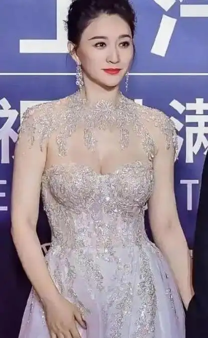 李小冉的魅力岁月47岁的蜜桃身材让人惊叹的写真