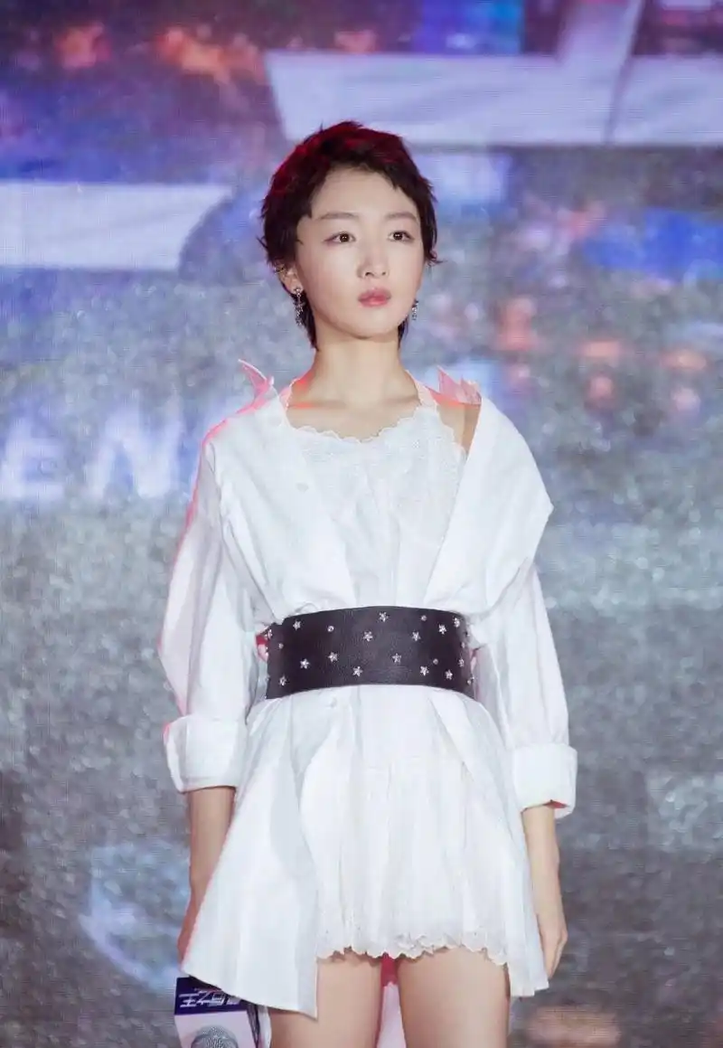 周冬雨新造型又任性,"夏衣冬穿"不怕冷,狗啃短发更吸睛!