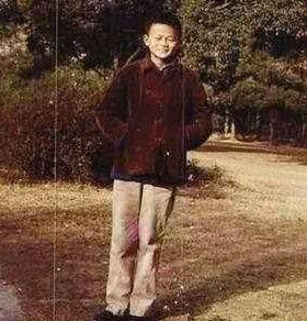 马云儿时与同学拍照站角落,如今逆袭聚会站c位,网友:好现实