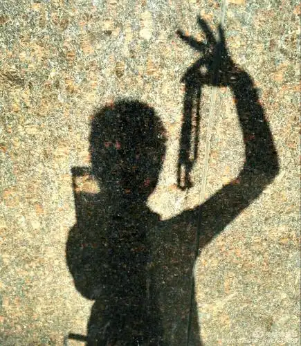 今天的天气格外晴朗,相约去看奇石展览,拍照的时候发现了自己的影子