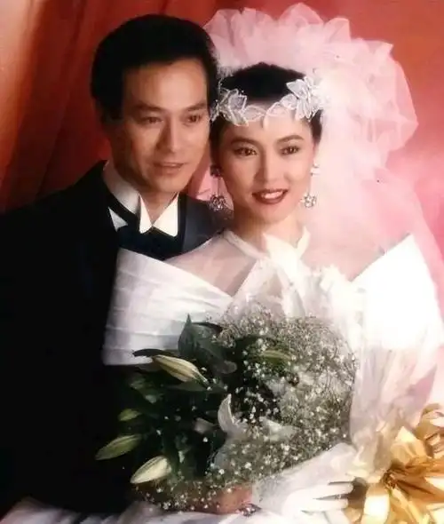 秋官,也就是76岁的郑少秋,与前任女友卢慧茹生下了一个女儿,名叫郑安