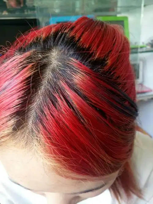 头发颜色是玫红色,我想问用什么颜色可以弄暗一点