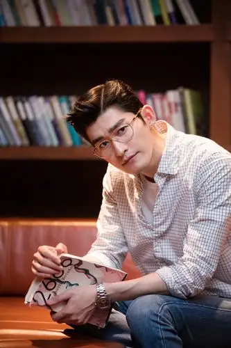 简介:张翰文艺知性帅气写真,分享一组张翰图片给大家,图中的明星图片