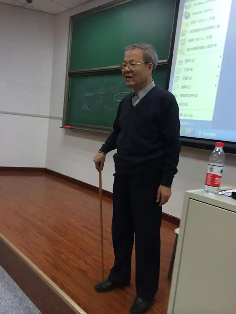 老教授上课妻子讲台陪伴 被赞神仙眷侣(组图)