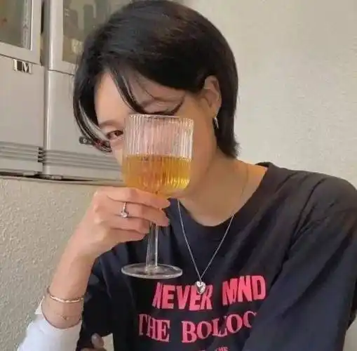 今年流行的酷帅风格的女生短发 ,剪完整个人都大变样_刘海往_发型