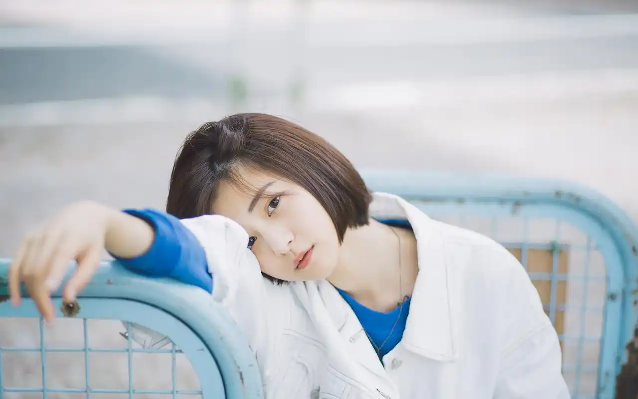 清新可爱的日系短发美女写真