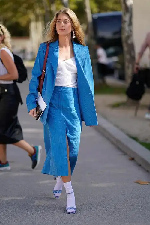 搭配蓝色顺眼又有高级感,配粉红色甜美浪漫