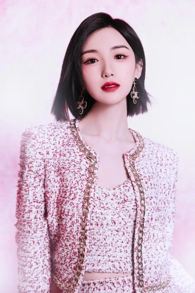 毛晓彤唯美粉红色性感写真!#明星# #美少女# #女明星的盛世美颜