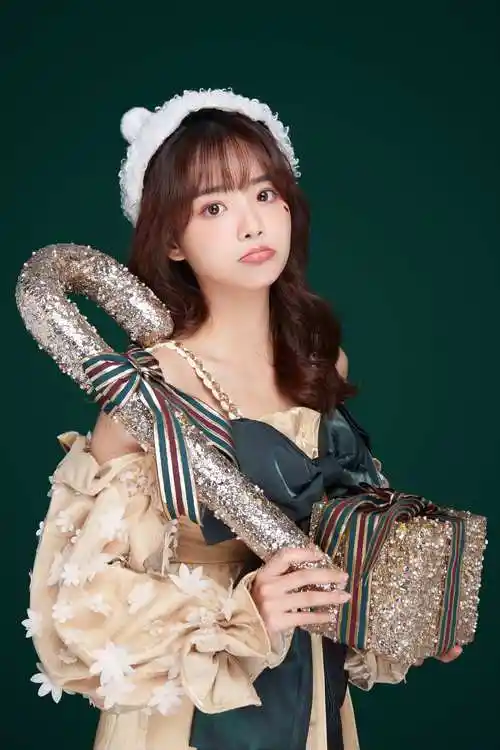 p>朱容君 sup class="normal">  /sup>,别名兔子牙,歌手,演员.