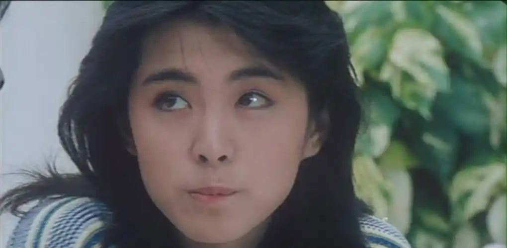 也是因为这件事情,便开启了王祖贤的演艺道路,随后便报考了国光艺校