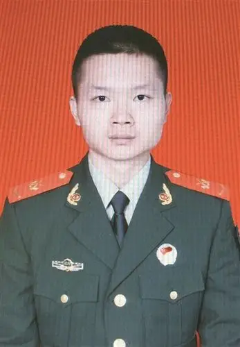 2011年12月入伍,现任武警第二机动总队特战二支队通信中队班长,中士